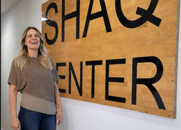 Designer brasileira Andria Tagliari, à frente do trabalho, na antiga residência de Shaquille O'Neal.