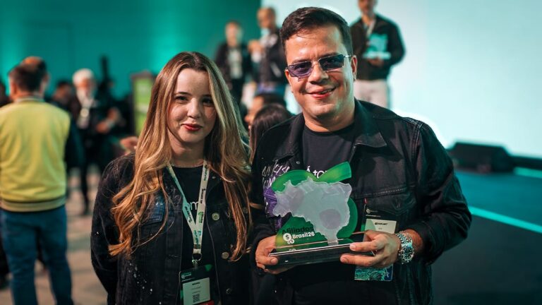 Mayara Vitor (à esquerda), cofundadora da Átomo Pay, e Danilo Oliveira, CEO da empresa, com o troféu de Melhor Gateway de Pagamento recebido no Afiliados Brasil 2026, em São Paulo.