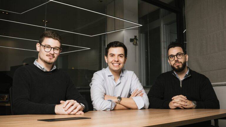 Henrique Harff (à esq.), Vinicius Tondin e João Victor Lins, da Ousen, hub de soluções comerciais para escritórios de advocacia.