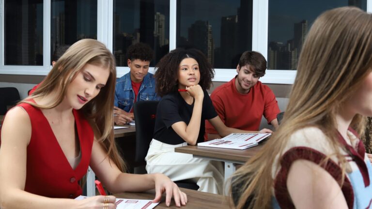Alunos durante atividade em sala de aula do IPOG, em um ambiente de aprendizado.