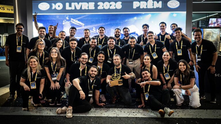 Dhiego Rosa (ao centro com o troféu em mãos) e a equipe do Grupo Escalada comemorando o prêmio de Melhor Consultoria Oficial do Mercado Livre, entregue no Mercado Livre Experience, em São Paulo, em setembro de 2026