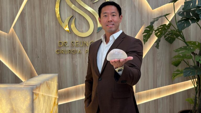 Dr. Seung Hoon Lee é graduado em Medicina, com residência médica em Cirurgia Plástica